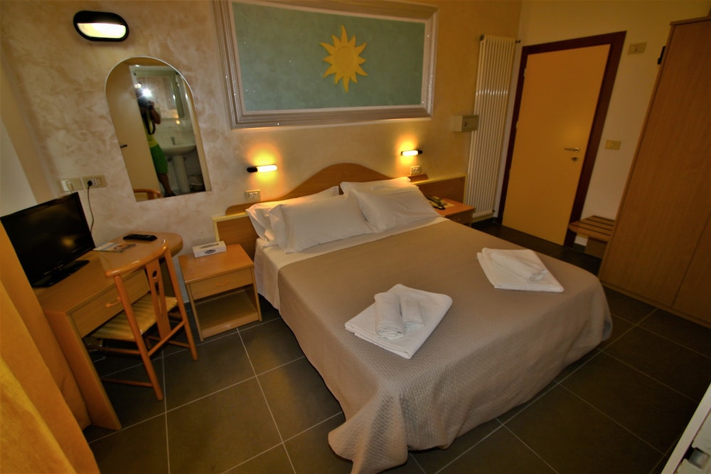 Hotel De Amicis 13/53