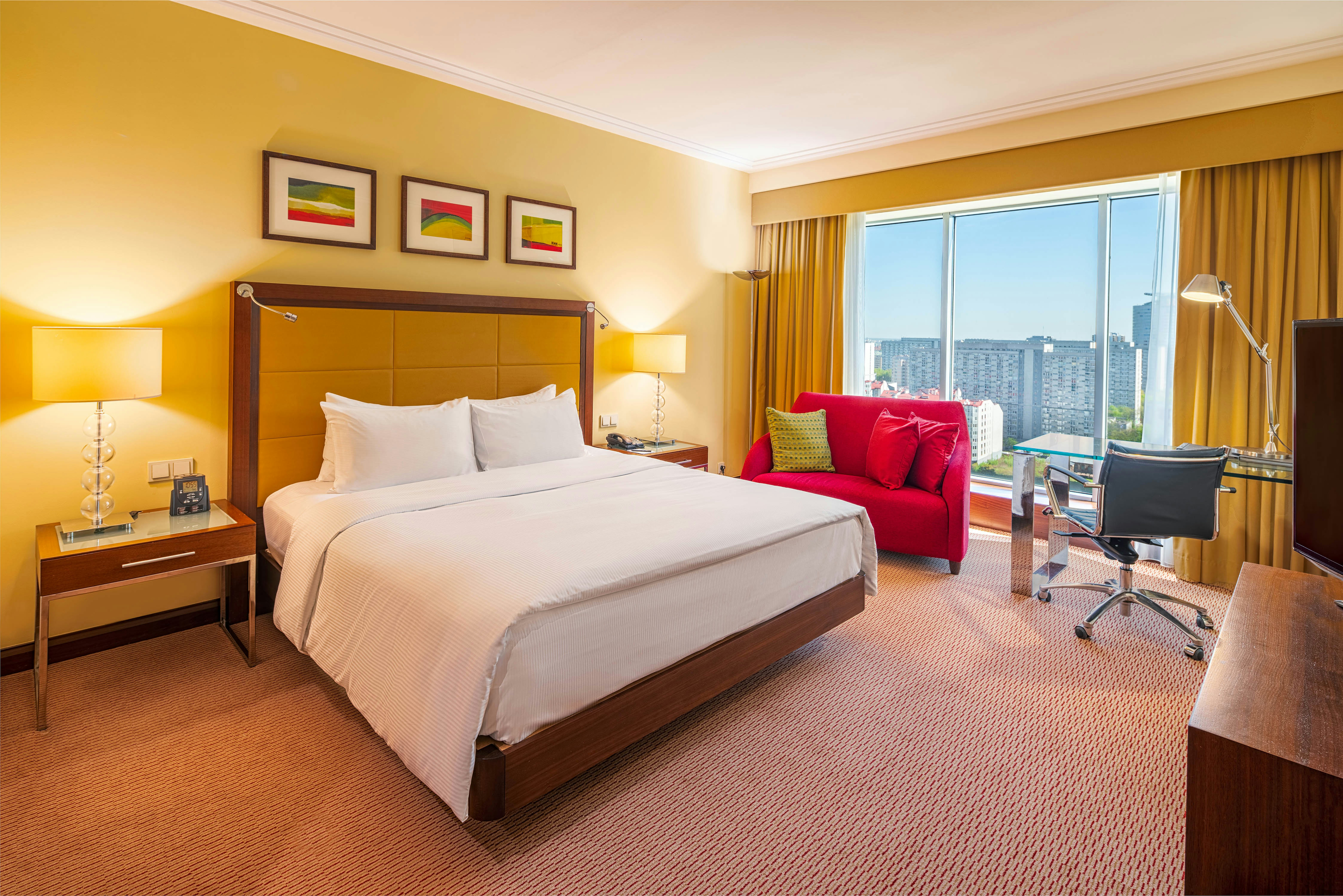 EXECUTIVE, KING BED