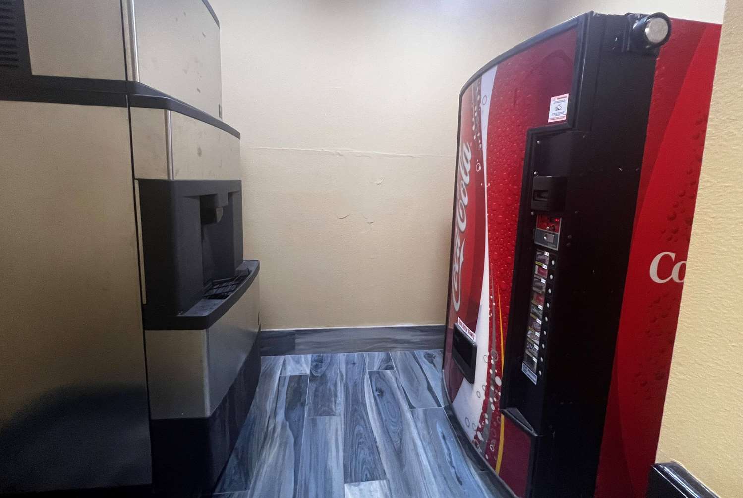 Super 8 by Wyndham Pasadena 15/25