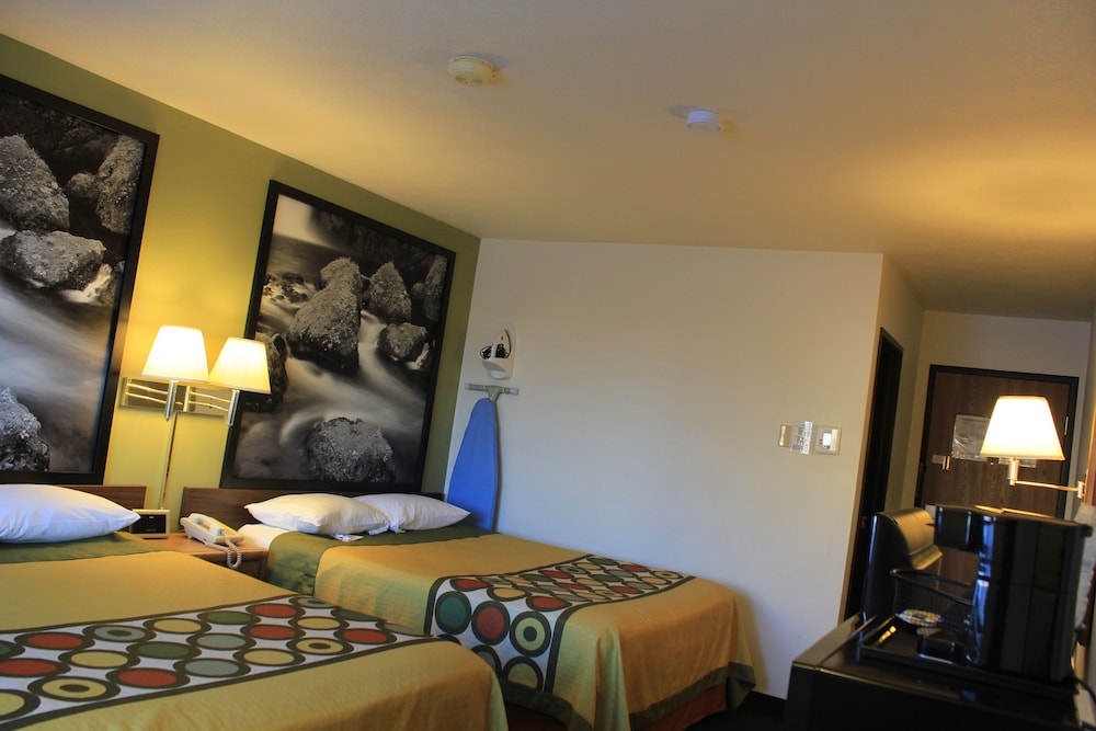 Super 8 By Wyndham Antigo 11/24