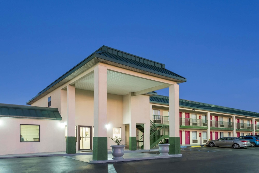 Super 8 By Wyndham Ashburn 3/26