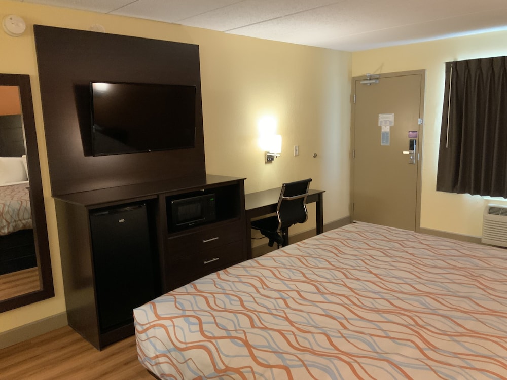 Days Inn by Wyndham Troy IL 21/34