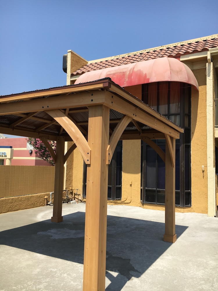 Riverside Inn & Suites 50/56