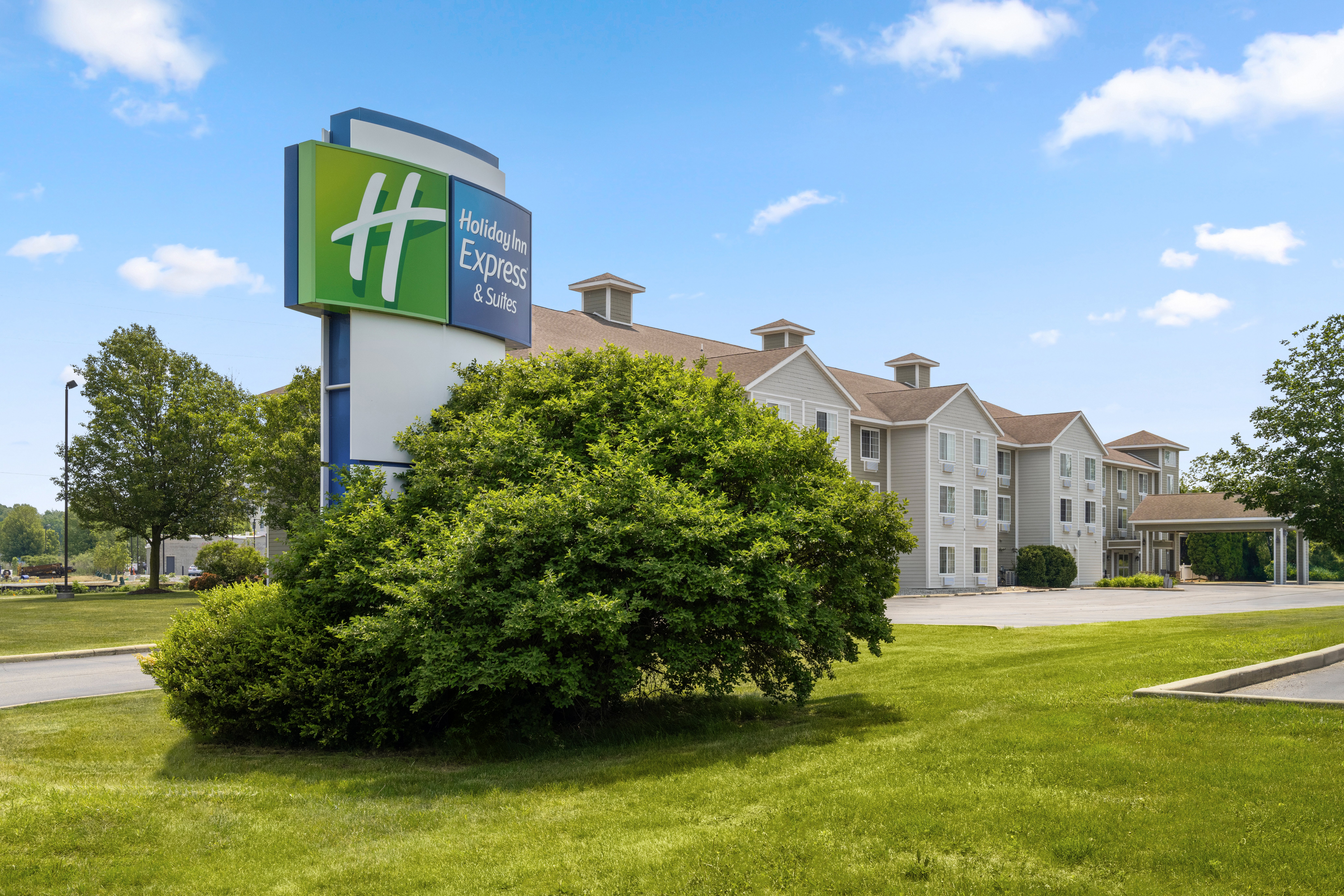 Holiday Inn Express Suites New Buffalo 74/76
