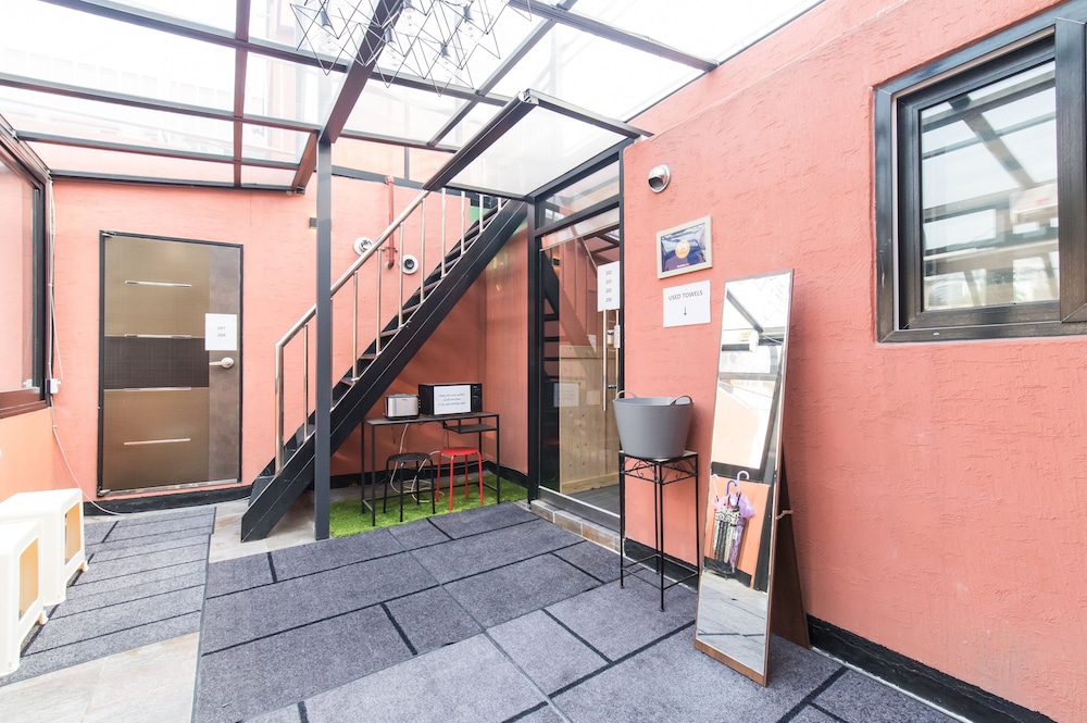 R Guesthouse 68/74