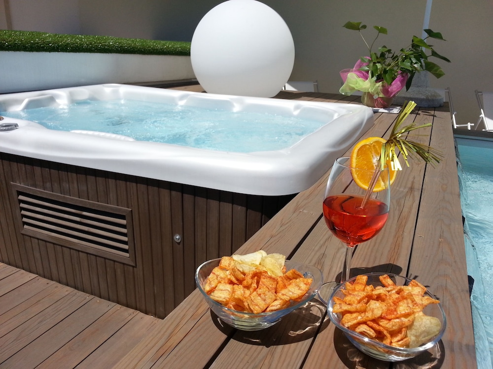 Luxury, Double Bed, Hot Tub 3/6