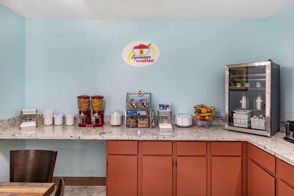 Super 8 by Wyndham Kinder/Coushatta near Casino 3/38