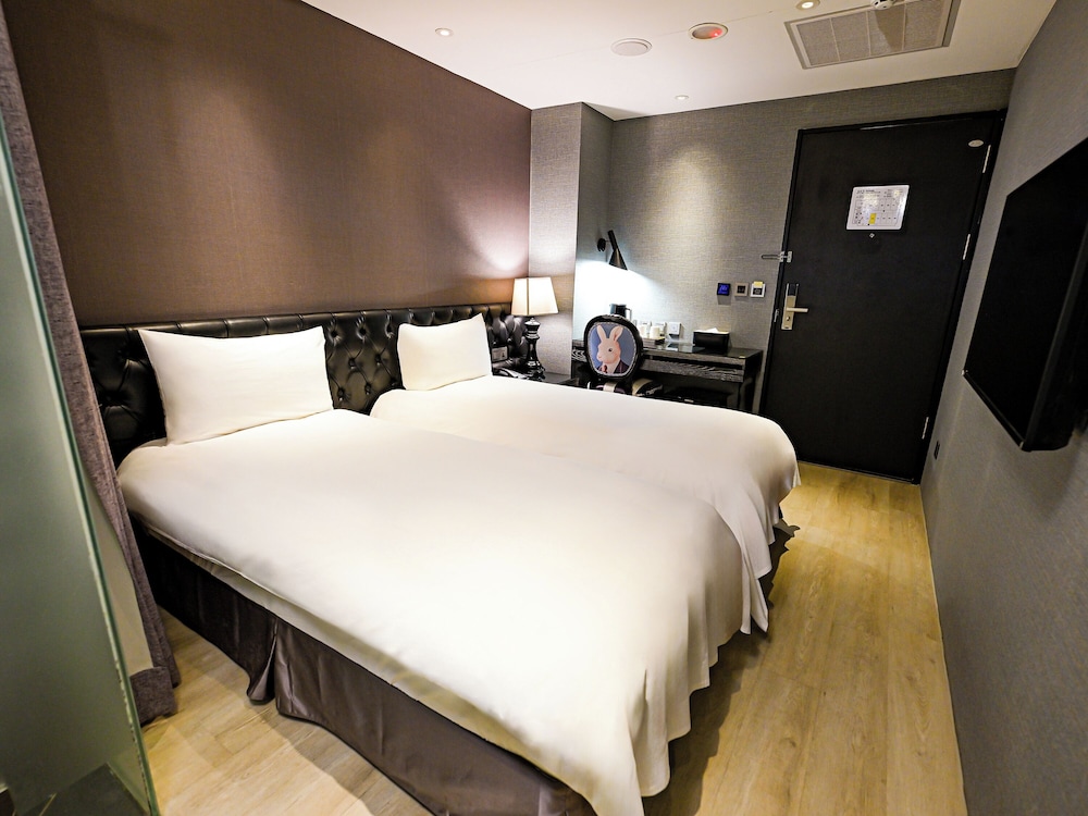 CLASSIC, TWIN BEDS, NO WINDOW