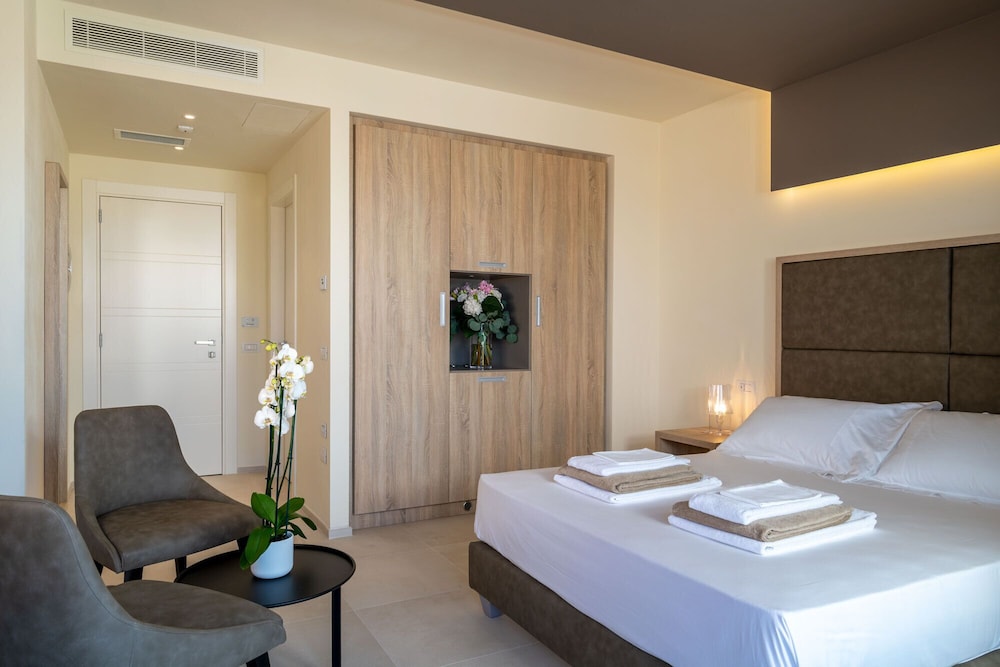 غرفة سوبيريور بسرير كوين بإطلالة جزئية على البحر، Palace Lido Hotel and Suites 2/3