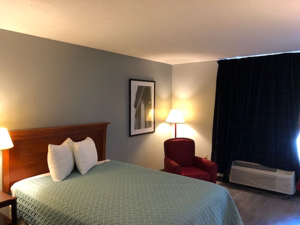غرفة بسرير كينج