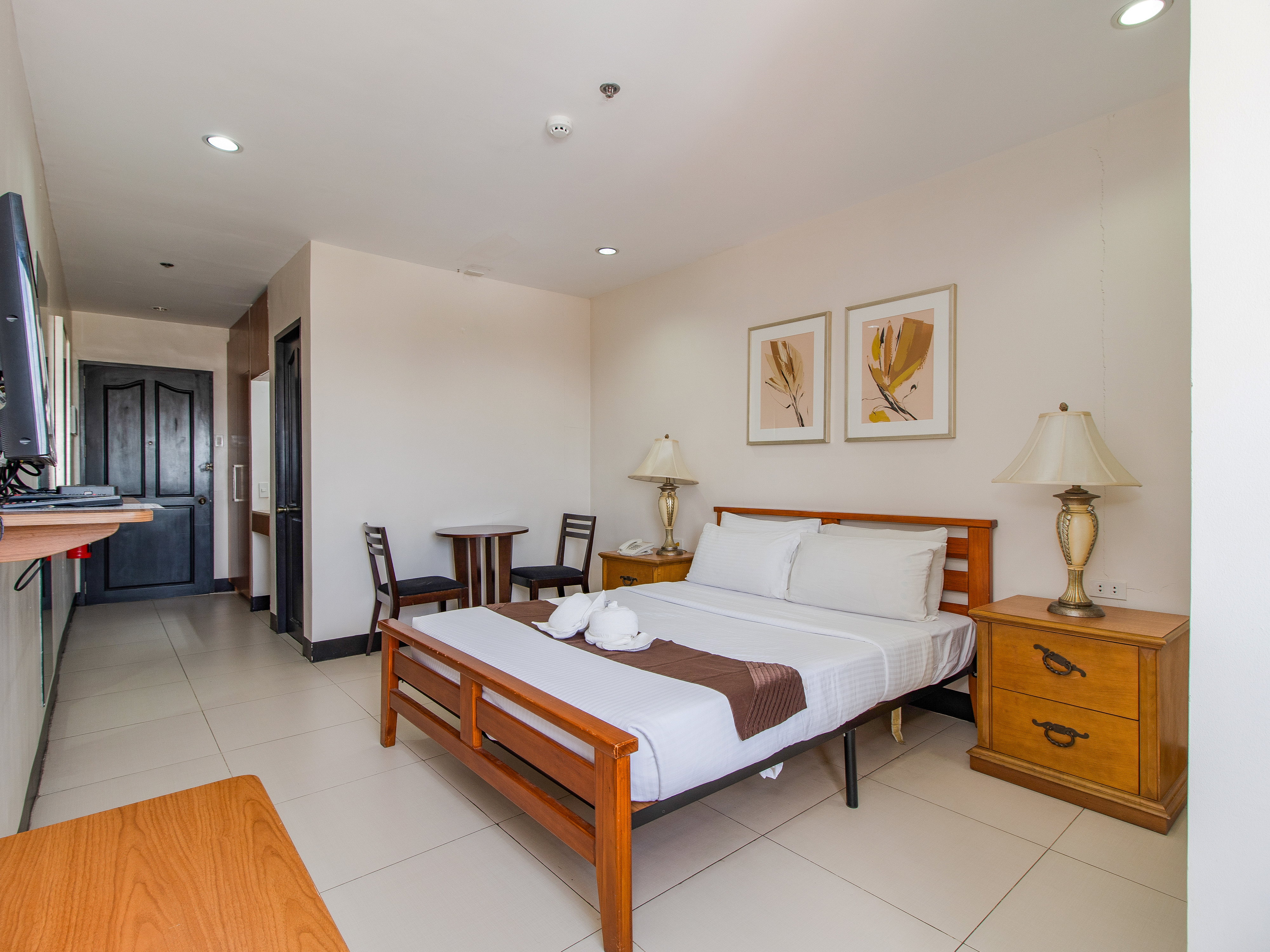 غرفة بسرير كوين، Main Hotel And Suites 2/10