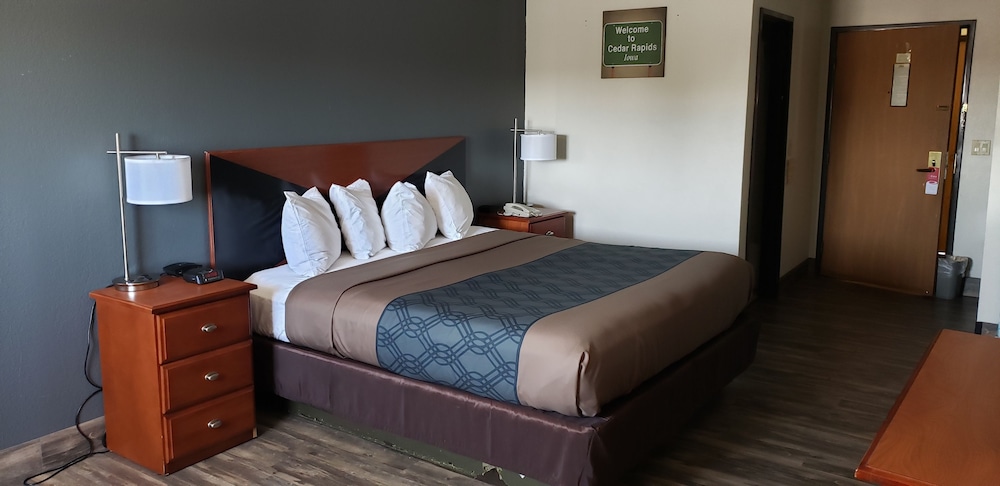 ROOM, KING BED