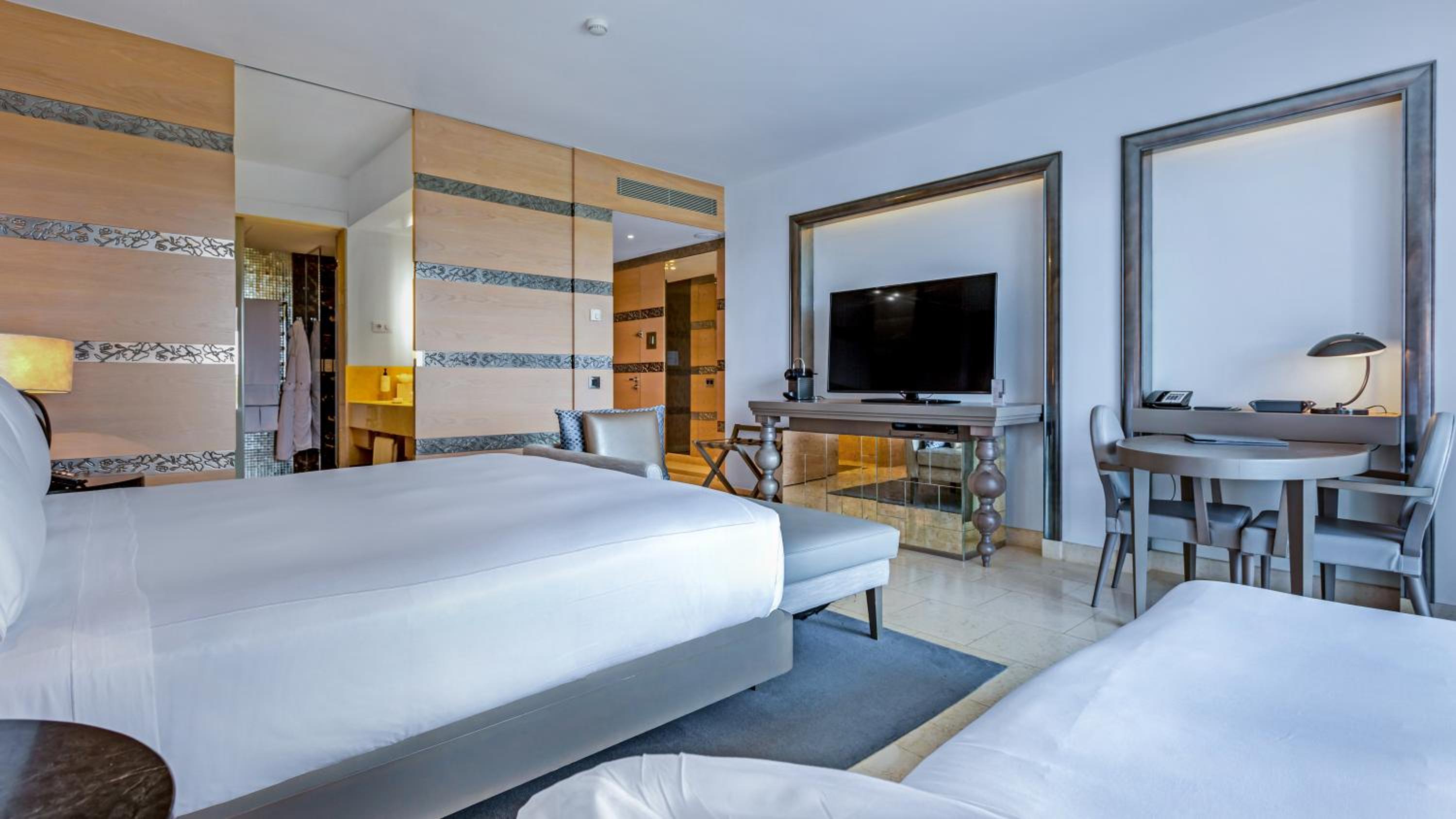 CONNECTING, DELUXE, FAMILY, KING BED