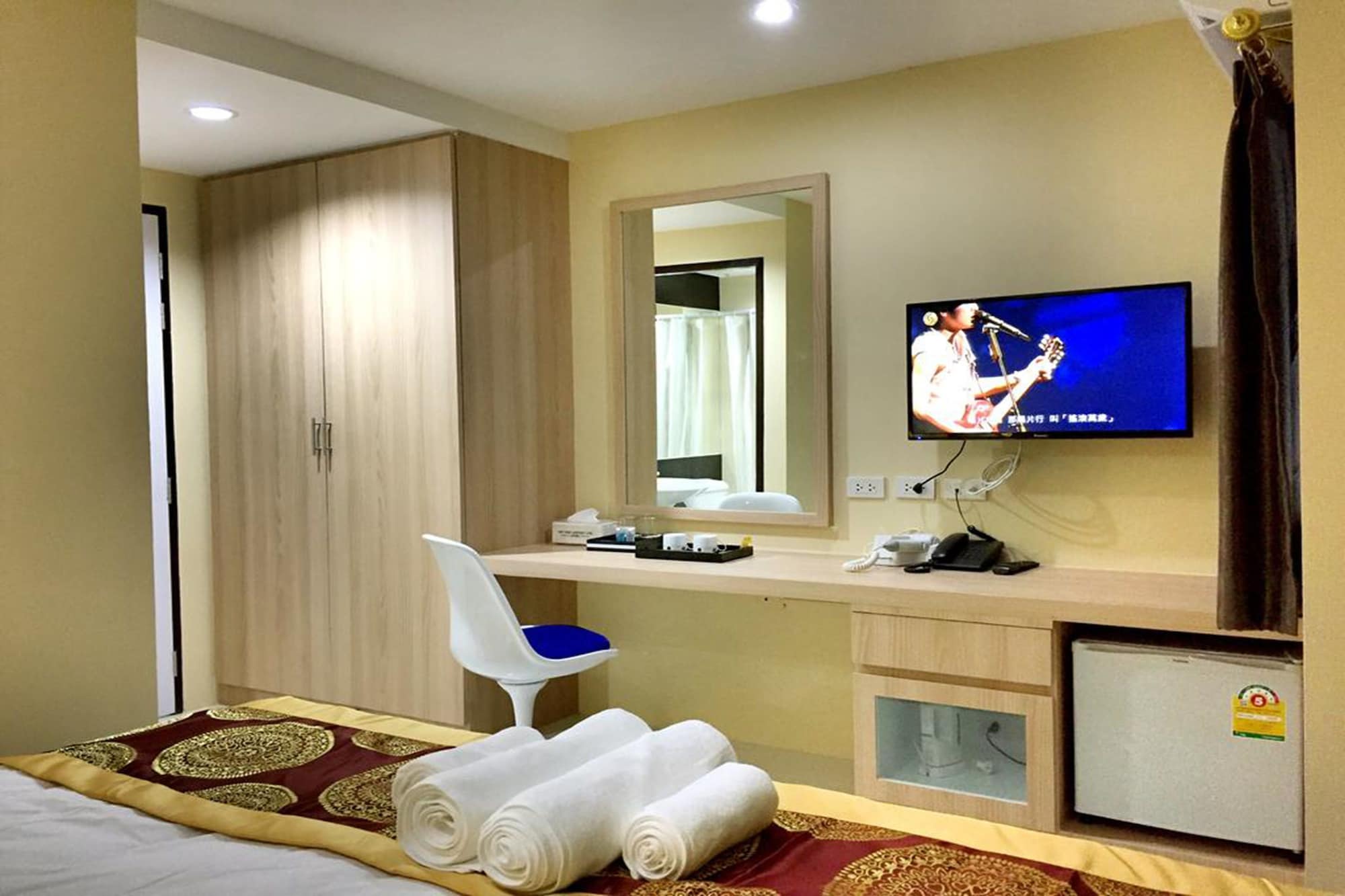 DELUXE, DOUBLE BED