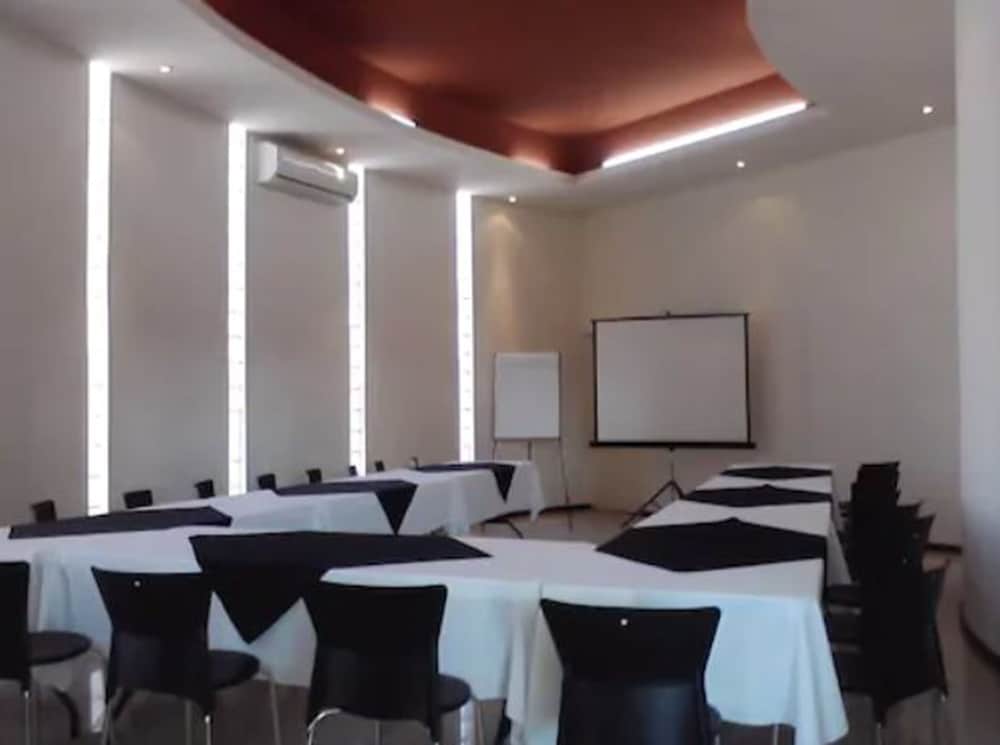American Inn Hotel Suites Delicias 35/38