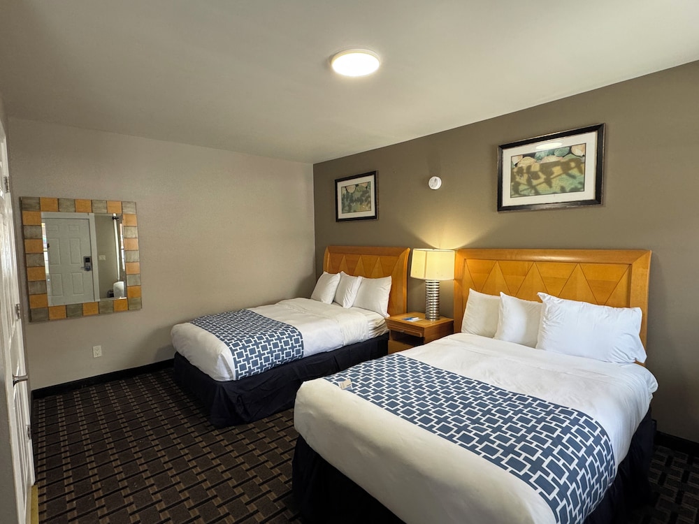 Rodeway Inn Adams, MA 15/34