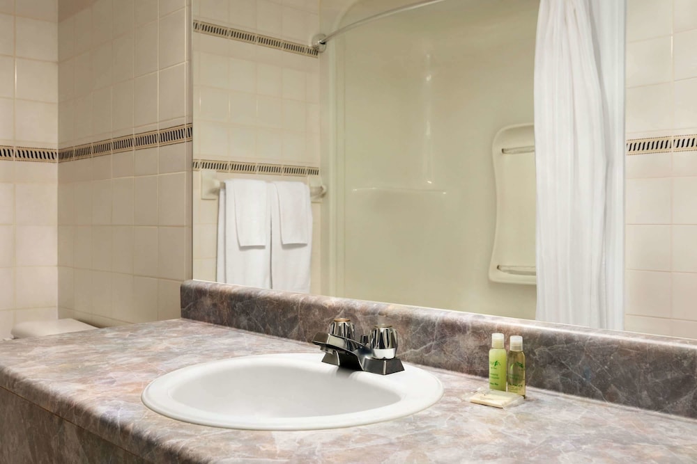 Travelodge by Wyndham Rigaud 10/20