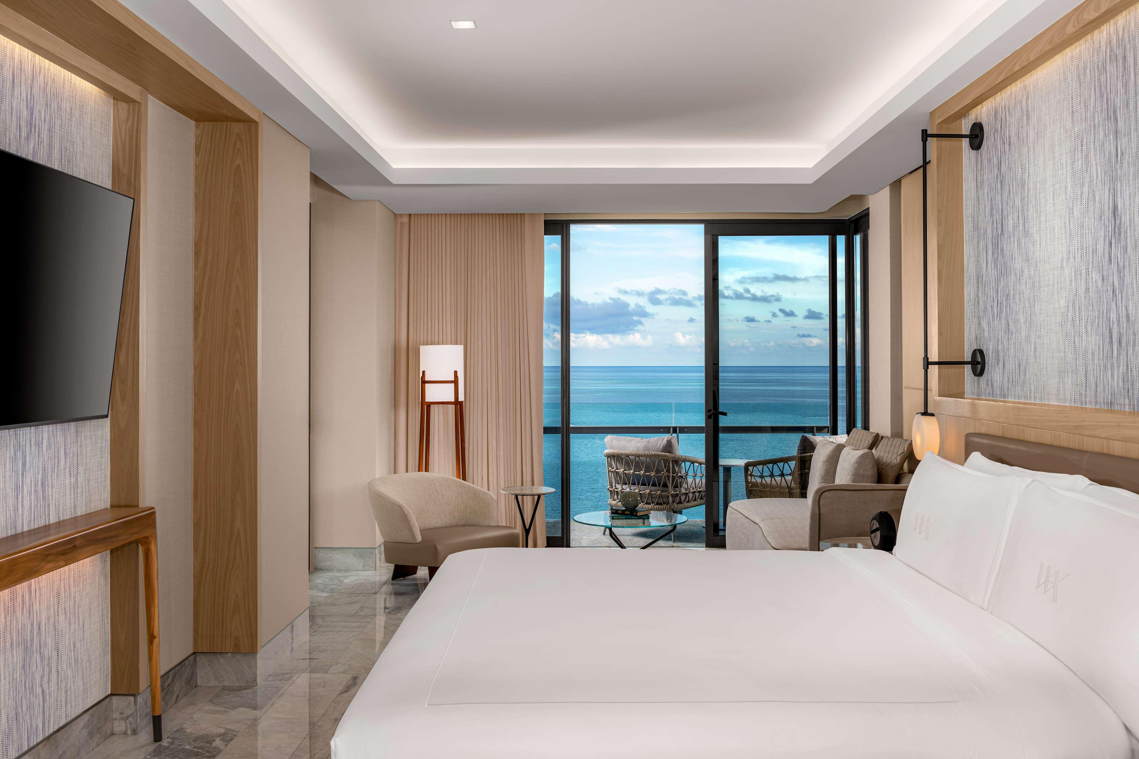 MASTER, SUITE, KING BED, OCEAN FRONT, CORNER