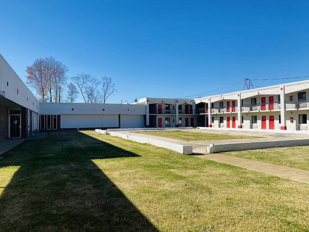 Travelers Place Inn & Suites 64/73