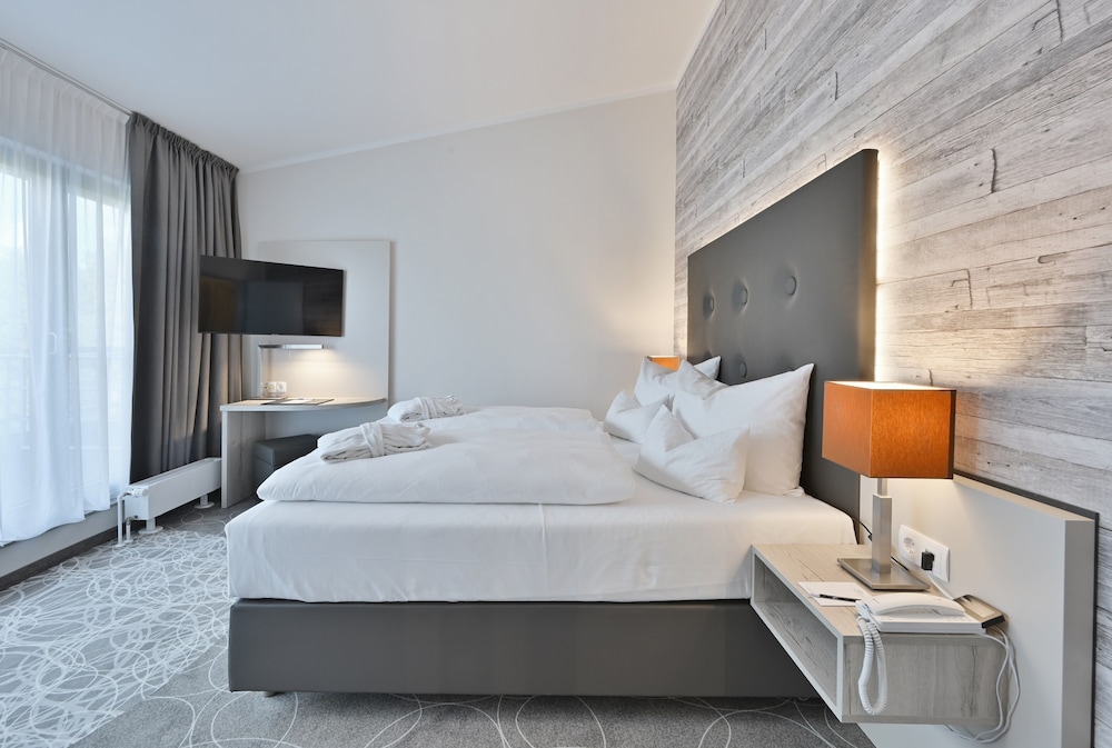 2 Bedrooms, 3 Rooms, Penthouse, 1 King and 2 Double Beds