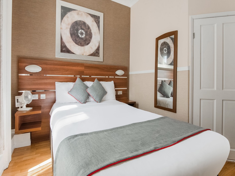 Huttons Hotel, Victoria London 38/63