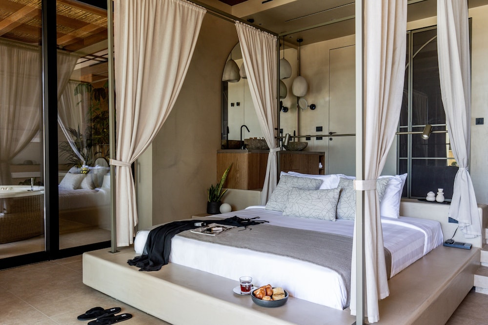 Suite, King Bed, Lateral Side Sea View, Private Pool