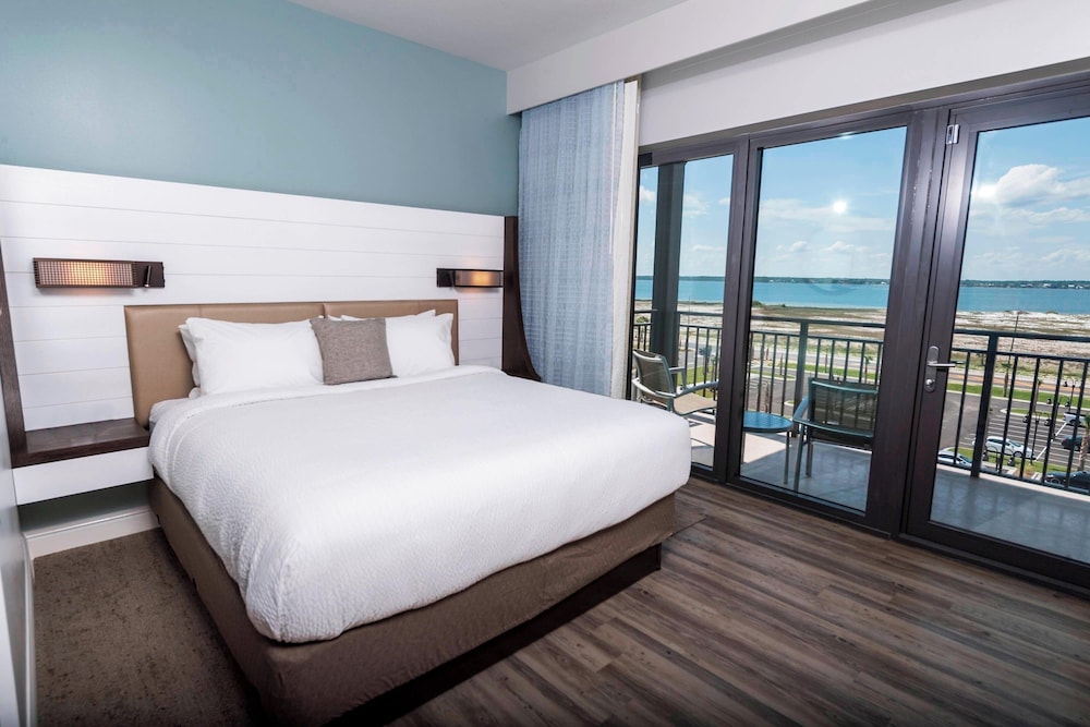 Suite, King Bed, Bay View, Sofa, Balcony, Accessible