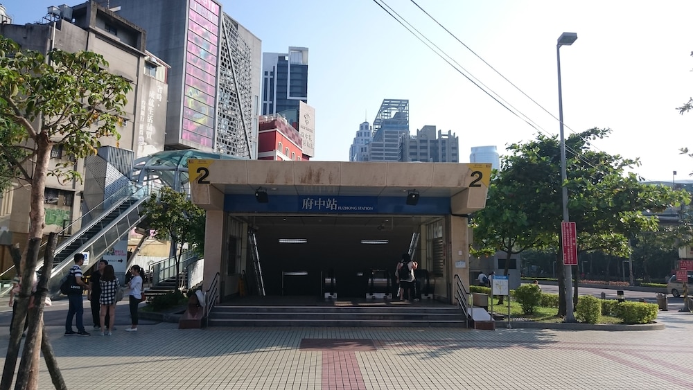 MRT Hotel 51/59