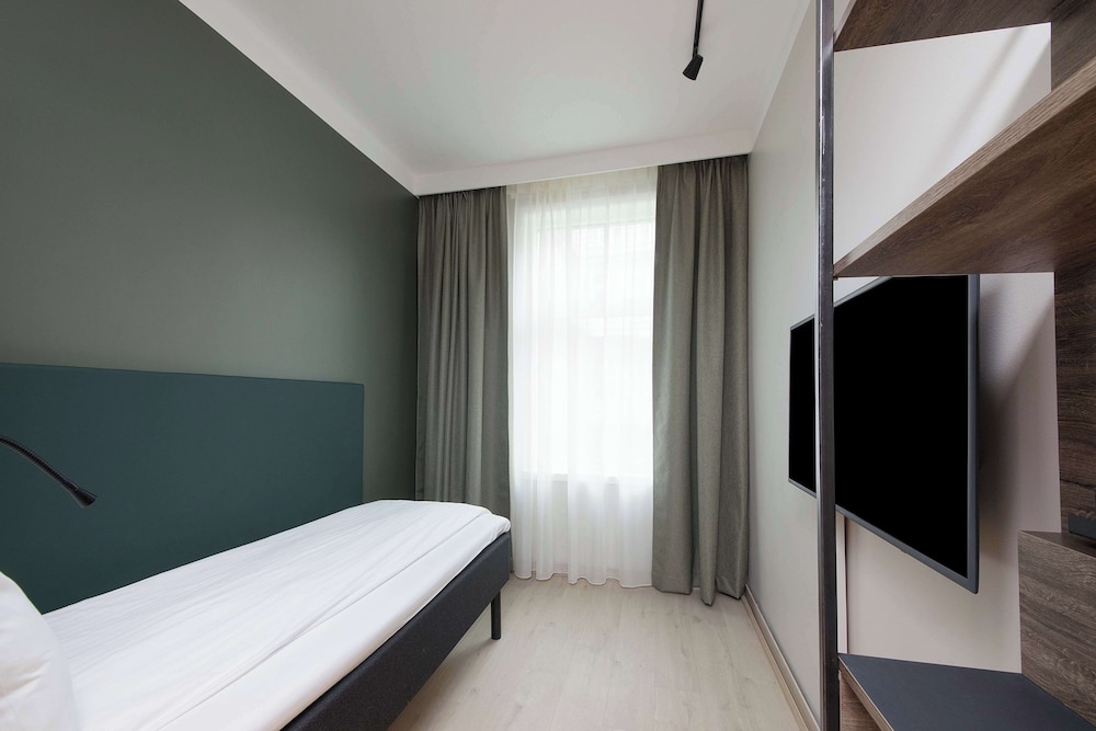ROOM, SINGLE