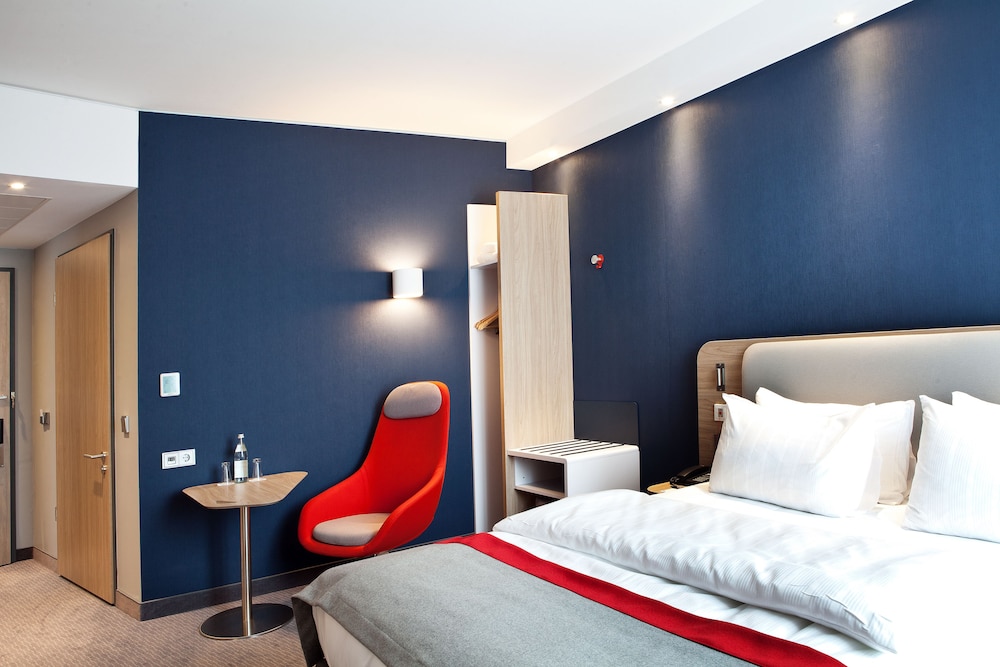 HOLIDAY INN EXPRESS SIEGEN 25/79