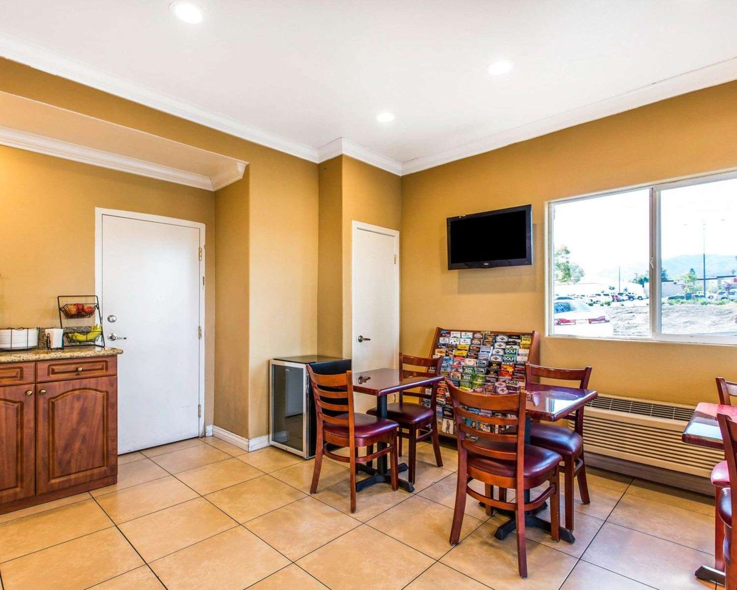 Rodeway Inn and Suites Corona 33/39