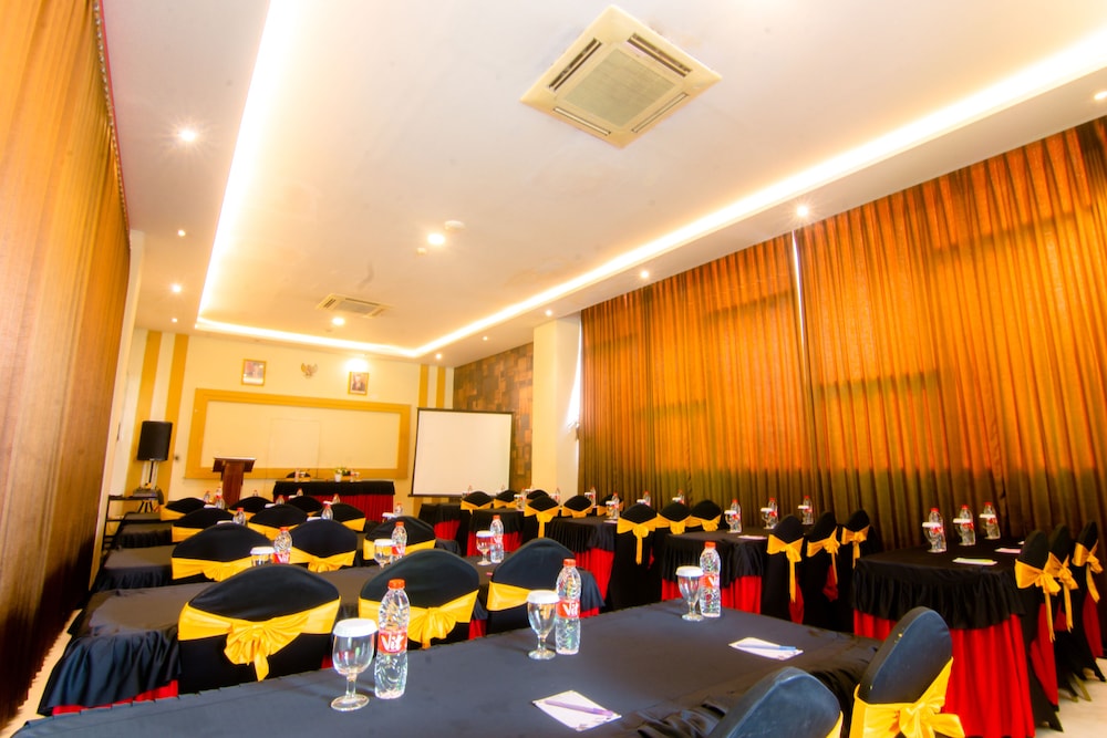 Front One Hotel Purwodadi 58/72