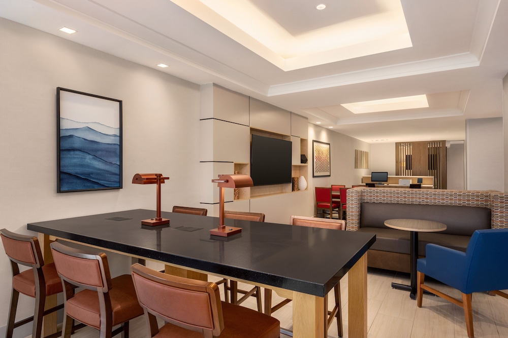 Holiday Inn Express Hotel Suites Denver Airport 26/34