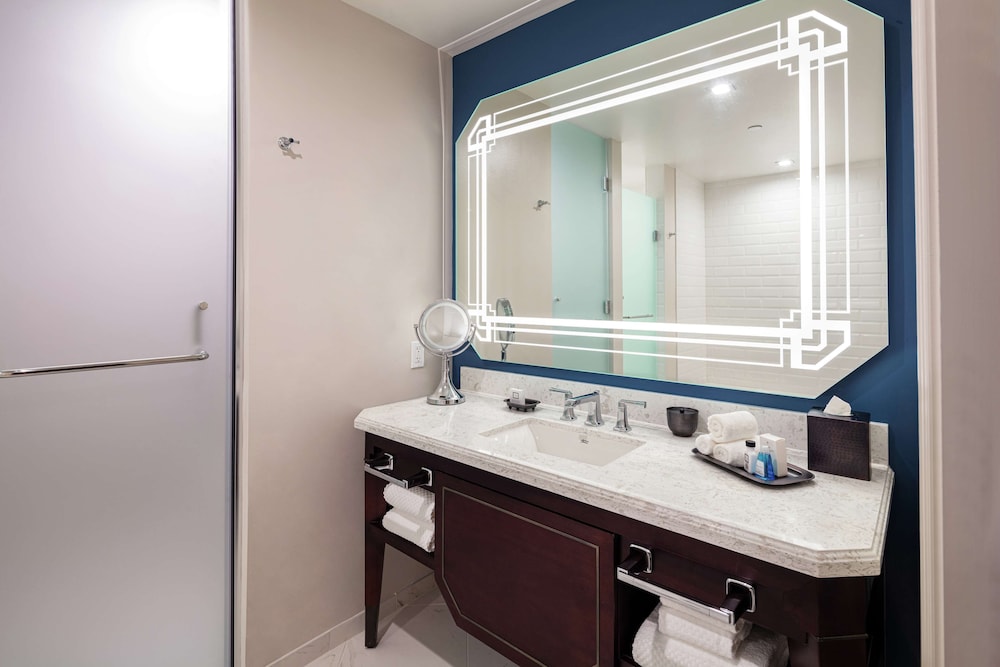 The Higgins Hotel New Orleans, Curio Collection by Hilton 22/77