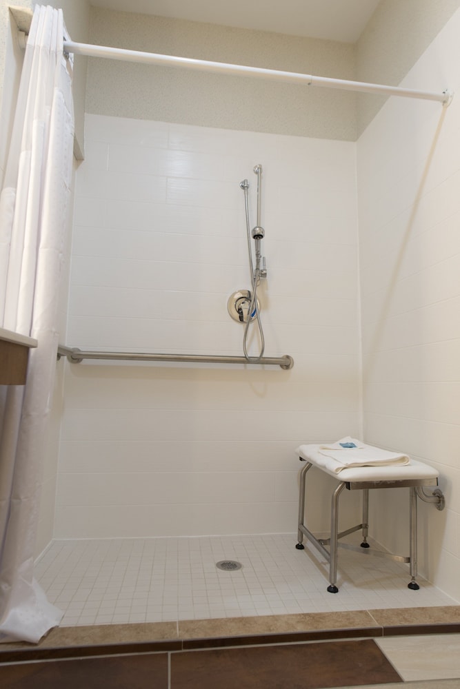 Holiday Inn Express & Suites North East (Erie I-90 Exit 41) 24/60