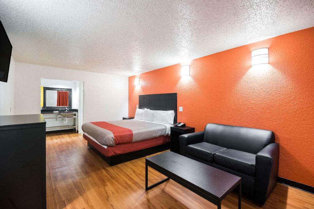 1 King Bed - Non-Smoking, Micfridge