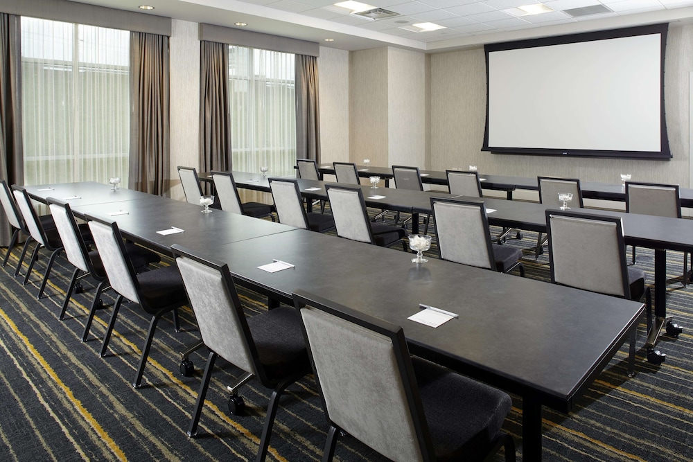 Hampton Inn Suites Pittsburgh Airport South Settlers Ridge 51/60