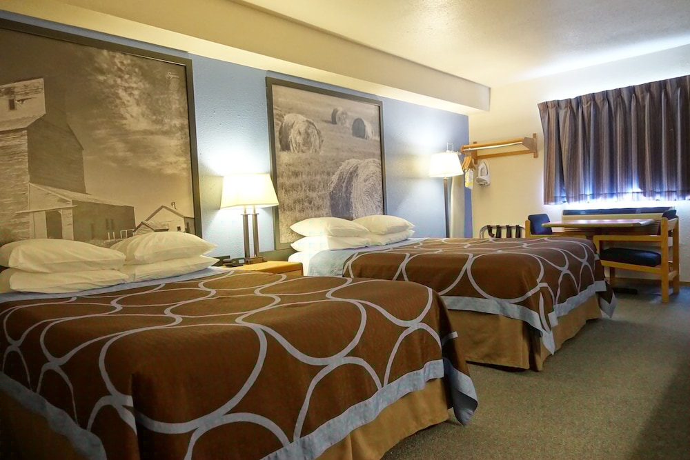 Super 8 by Wyndham Swift Current 12/46