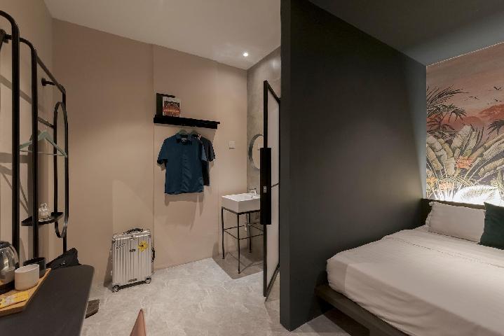 Standard, Queen Bed, No Window