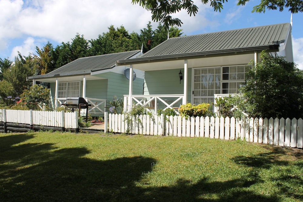 Ash Grove Boutique Motel 63/70