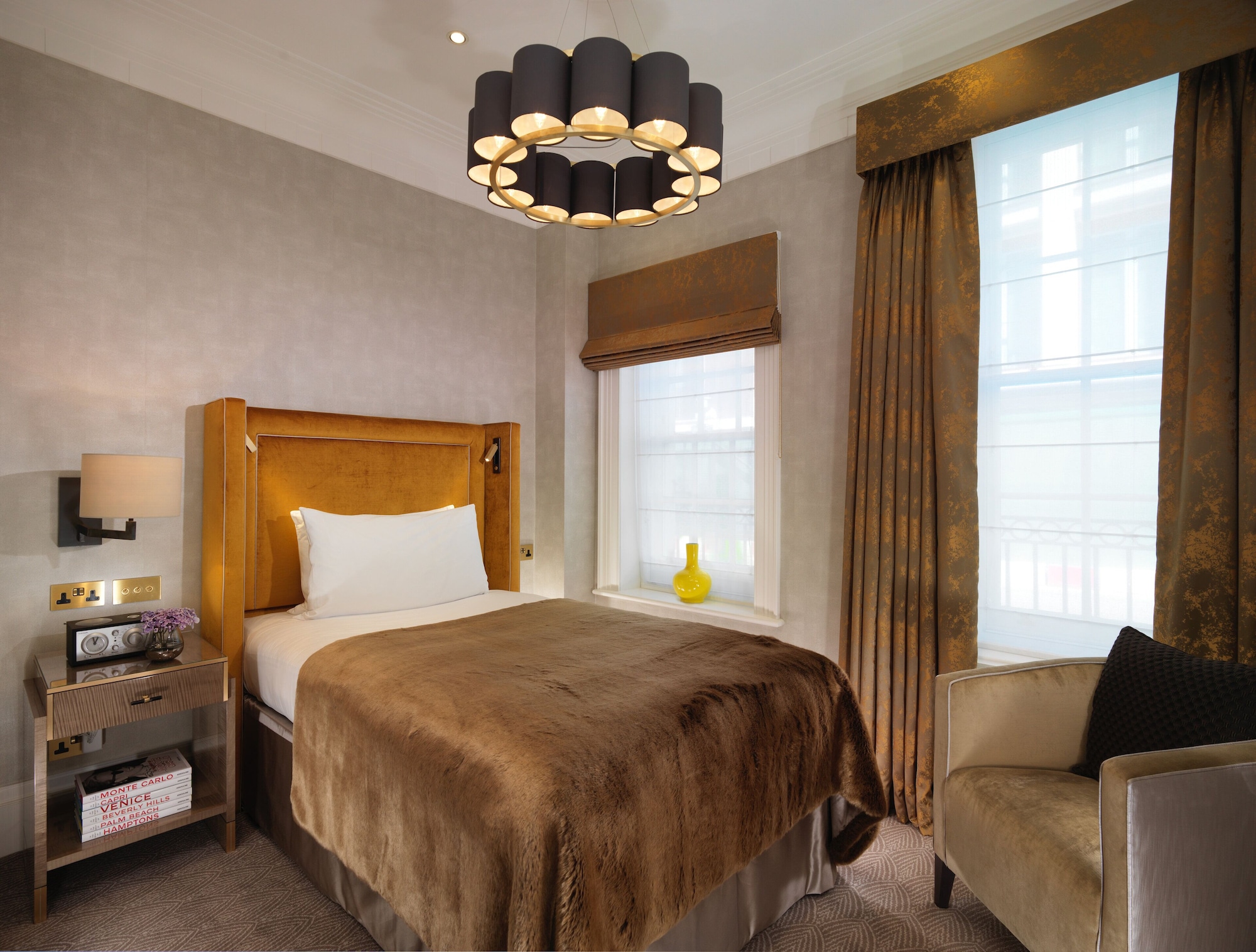 DELUXE, SINGLE BED