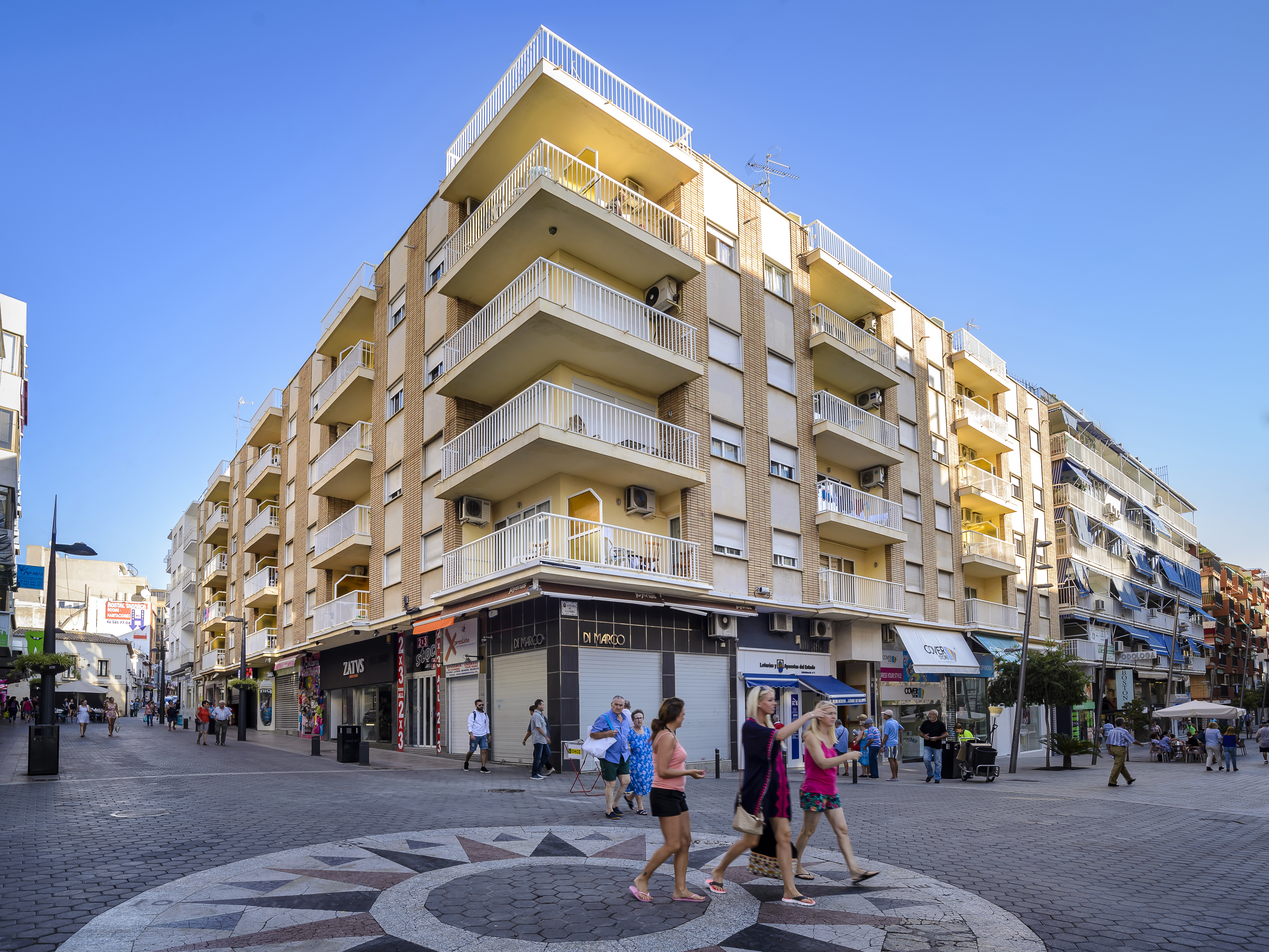 Avenida Apartments 32/35