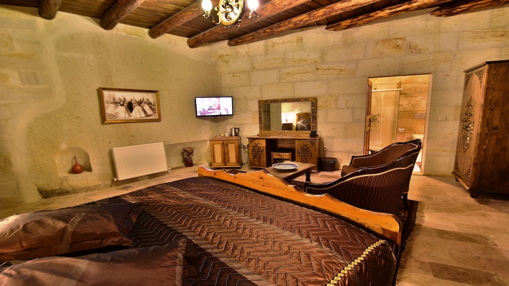 Harman Cave Hotel 56/78