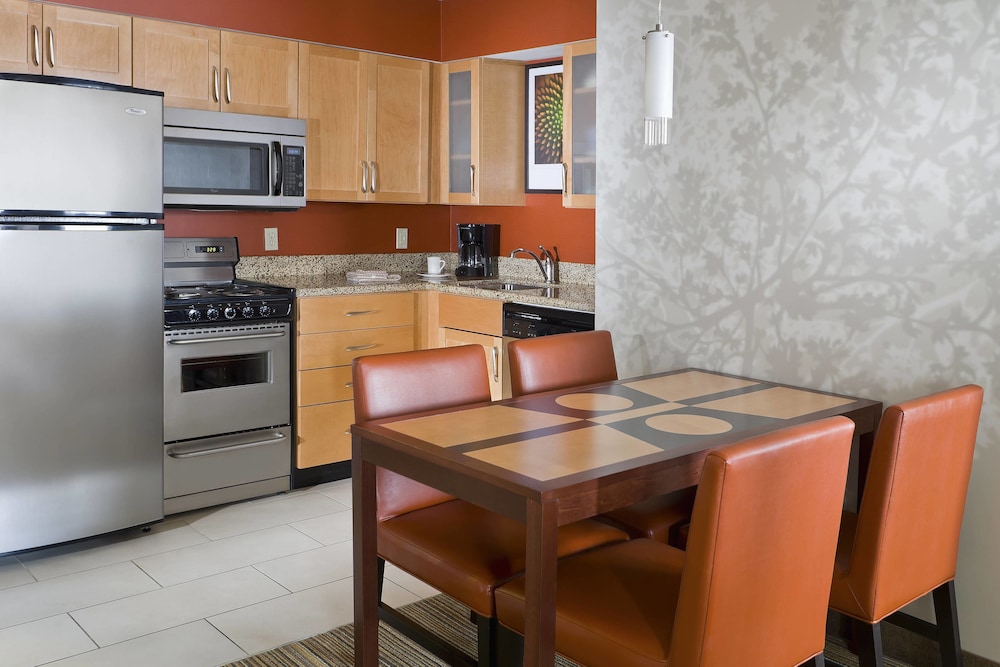 MainStay Suites Appleton Airport - Fox River Mall Area 33/46
