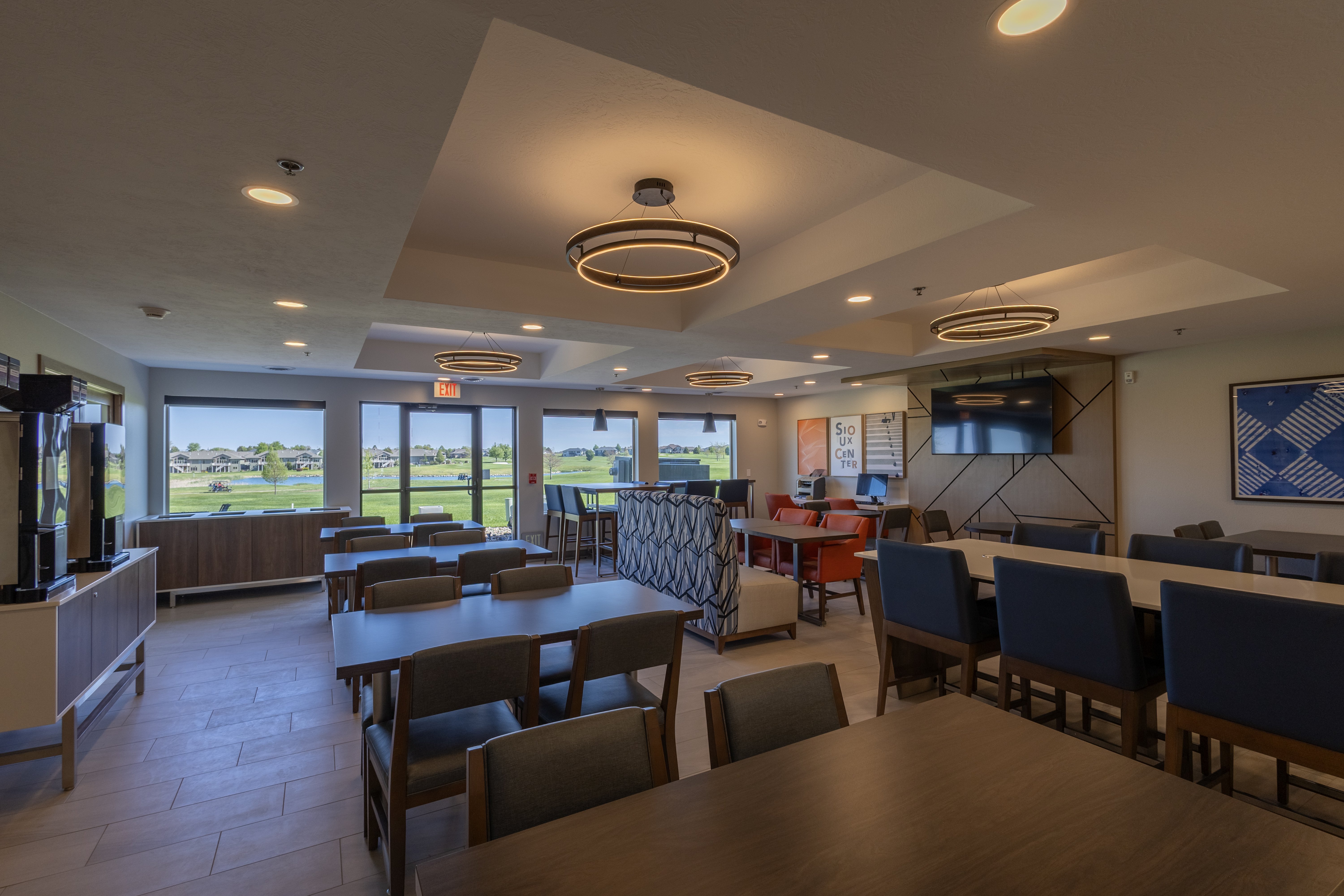 Holiday Inn Express Suites Sioux Center 53/68