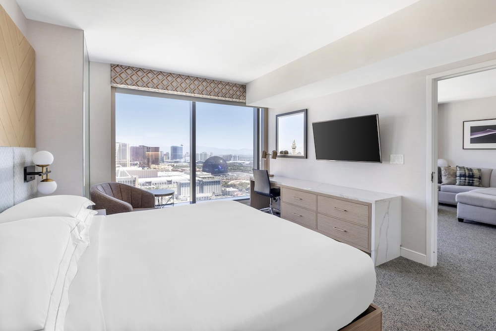 1 BEDROOM, SUITE, KITCHEN