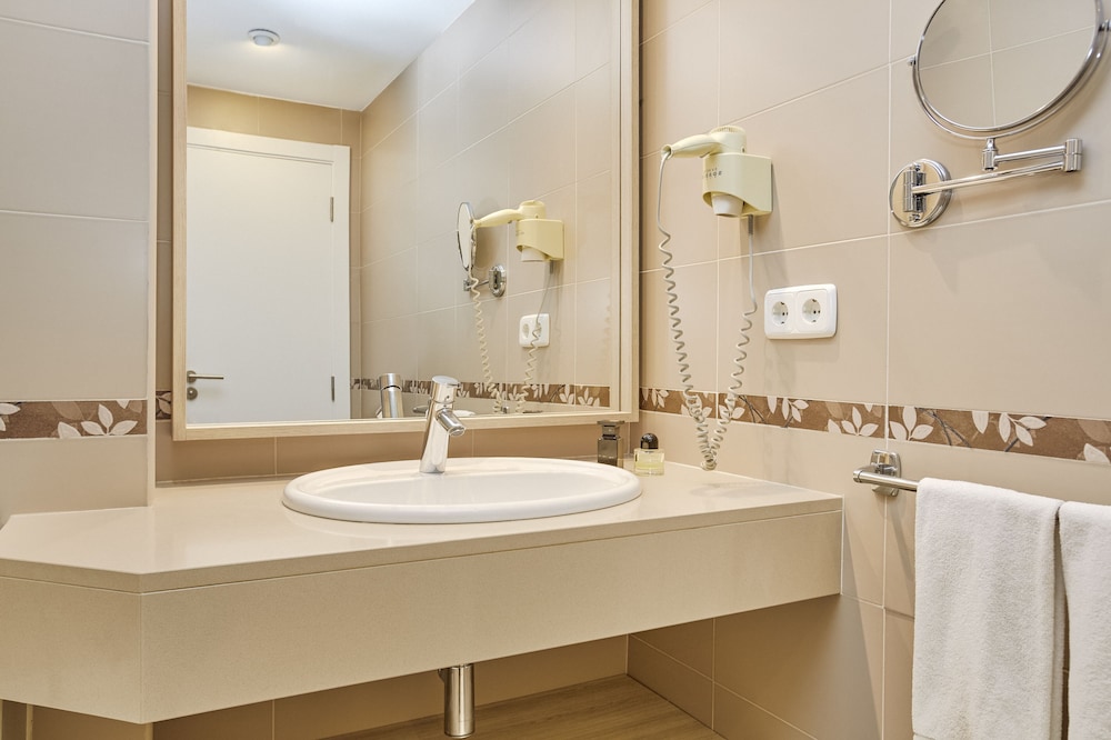Universal Don Camilo Aparthotel 34/71