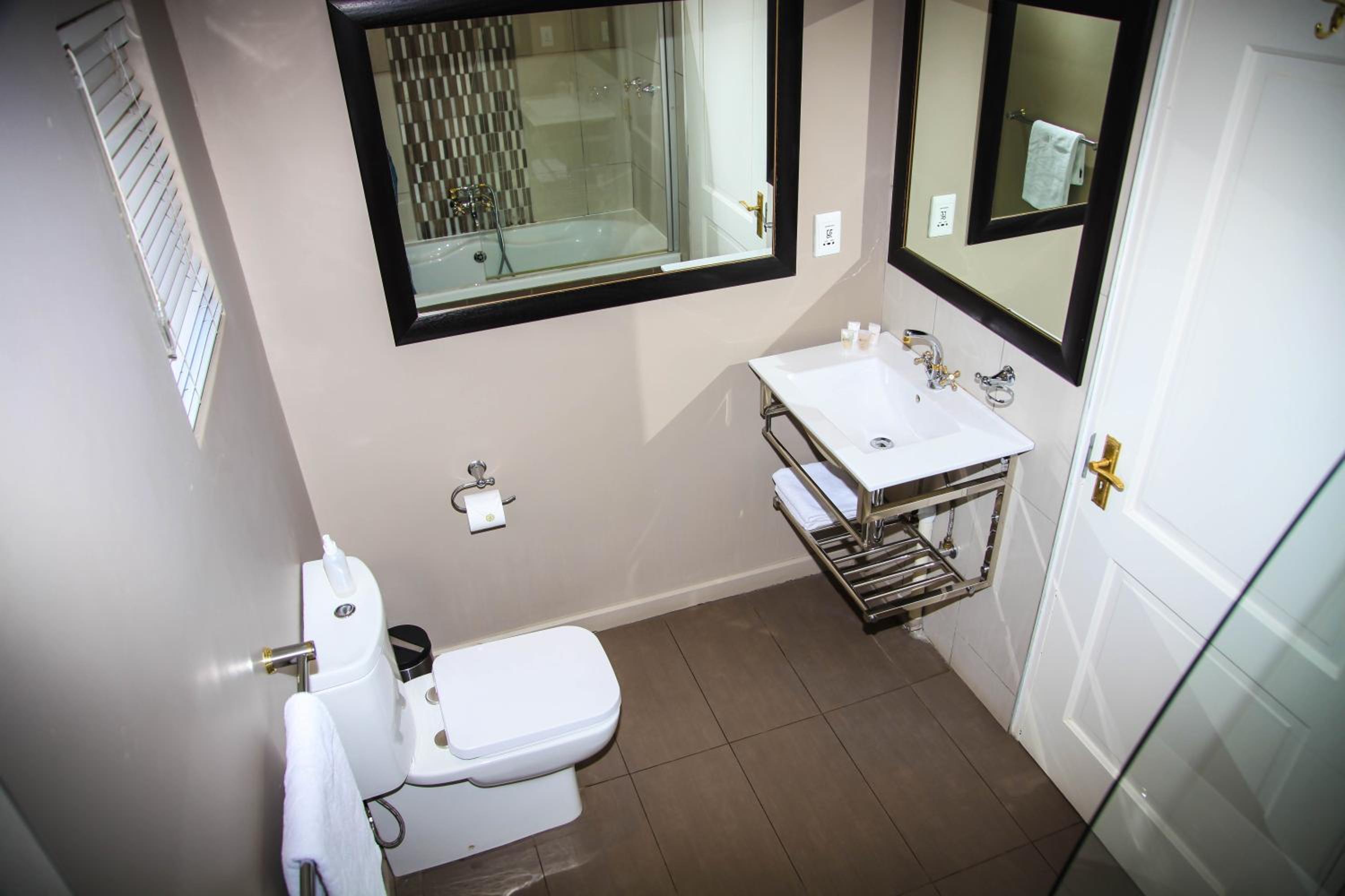 THREE RIVERS LODGE & VILLA ANNA SOPHIA 48/50