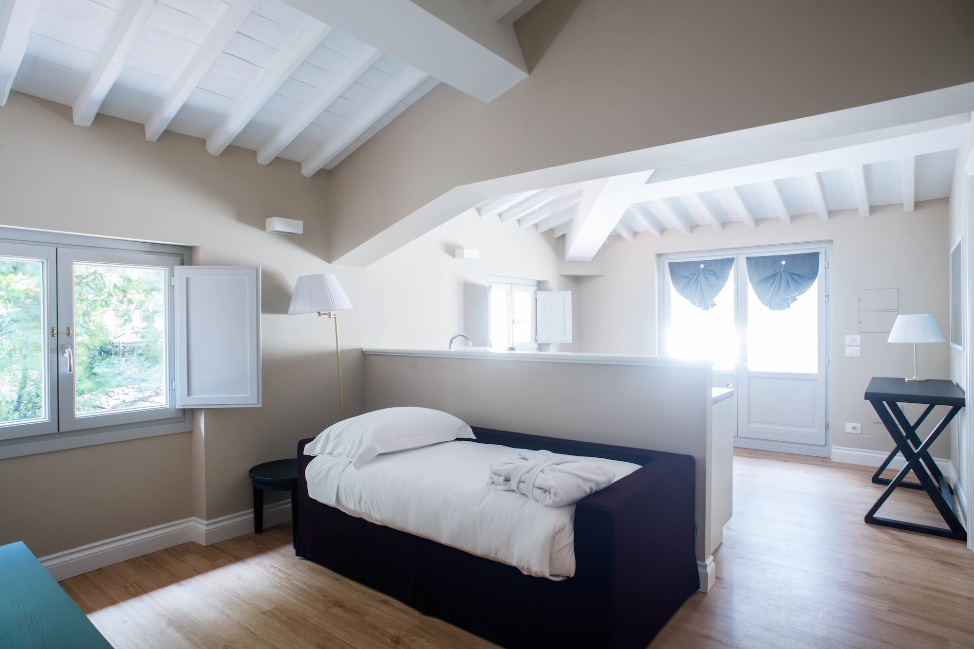 EXECUTIVE, SUITE