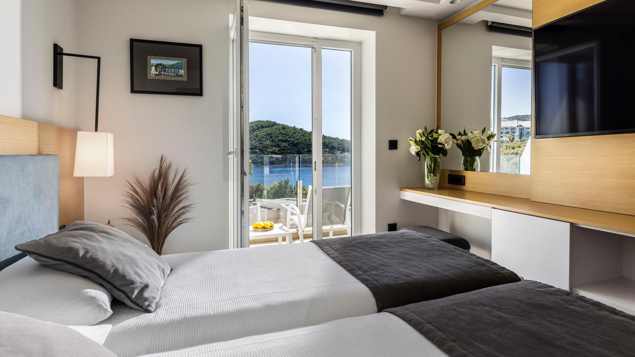 Room, Double or Twin Bed, Lateral Side Sea View, Balcony